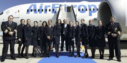 El presidente de Globalia, Juan Jos&eacute; Hidalgo, con la tripulaci&oacute;n del nuevo 787 Dreamliner de Air Europa