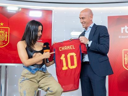 Chanel recibe del presidente de la Federación Española de Fútbol, Luis Rubiales, una camiseta de la selección con su nombre, durante la presentación esta mañana de la canción 'Toke'.