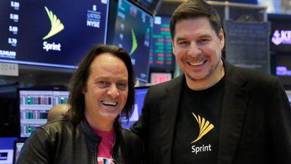 John Legere y Marcelo Claure, los CEO de T-Mobile y Sprint, este lunes en la Bolsa de Nueva York.