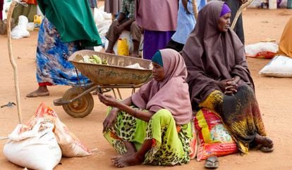 Dos mujeres, en uno de los mercados de Dadaab.