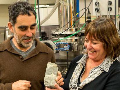 Allen Nutman y Vickie Bennett sostienen un ejemplar de los supuestos estromatolitos en una foto de archivo.