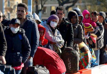 Decenas de refugiados, este domingo en la frontera de Austria con Alemania.