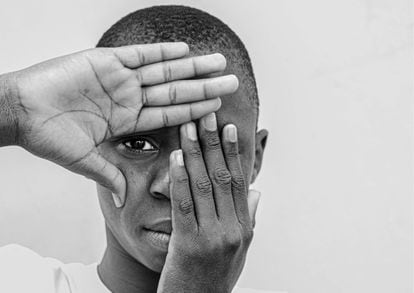 “Lo que más me gusta es manipular el aparato, jugar con la cámara y sorprenderme con lo que sale. Cuando la gente mire mis fotos, quiero que las vean bonitas”, comenta Moustafa, autor de este retrato a Thierno.

