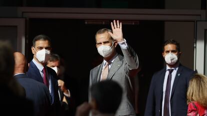 El rey Felipe VI y Pedro Sánchez, a su llegada al MWC Barcelona el lunes.