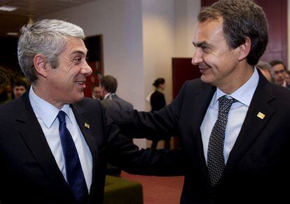 El dimisionario primer ministro de Portugal, José Sócrates, y el presidente del Gobierno español, José Luis Rodríguez Zapatero, se saludan en el Consejo Europeo de Bruselas.