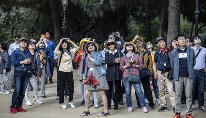 Turistas en el entorno de la Sagrada Familia, ayer, en Barcelona.