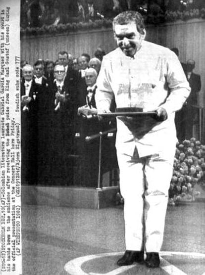El escritor durante la ceremonia de los Premios Nobel en Estocolmo en 1982