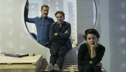 El artista Jordi Colomer ( centro), junto a Carolina Olivares y Eduard Escoffet, en el nuevo espacio La Infinita, en L'Hospitalet de Llobregat.