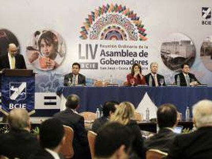 El presidente ejecutivo del Banco Centroamericano de Integración Económica (BCIE), Nick Rischbieth (2d) participa este jueves 24 de abril de 2014, durante la LIV Reunión Ordinaria de la Asamblea de Gobernadores, en San José (Costa Rica).