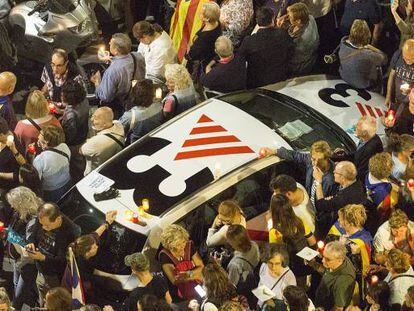 Concentraci&oacute;n para pedir la liberaci&oacute;n de los presidentes de la ANC y &Ograve;mnium, Jordi S&agrave;nchez y Jordi Cuixar, entre un veh&iacute;culo de TV3.