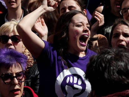 Concentración feminista contra la sentencia de La Manada durante la celebración del 2 de Mayo.