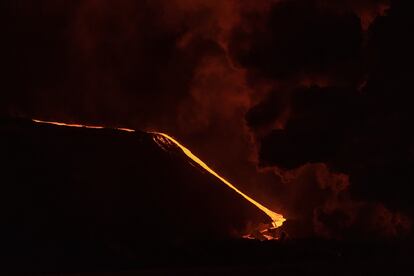 La lava en su llegada al mar, este martes.
