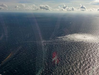 Imagen facilitada por el Ejército danés en la que se aprecia el lugar de la fuga del gasoducto Nord Stream 2 al sureste de la isla danesa de Bornholm, en el mar Báltico.