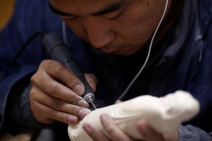 Un taller en Pekín (China) se encarga de realizar tallas en colmillos de marfil.
