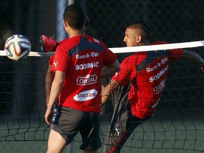 Vidal remata durante un entrenamiento.