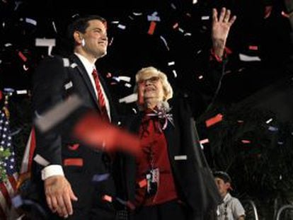Marco Rubio, tras ganar en las elecciones para el Senado en noviembre de 2010, junto a su madre, Oria Rubio.