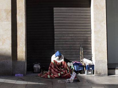 Un indigente en una calle de Salamanca.