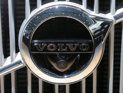 El logo de Volvo en un coche 