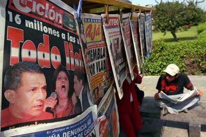 En un kiosco de Lima (Perú) se aprecian, en primer plano, los candidatos presidenciales en una portada.