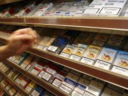 Las ventas de cigarrillos se reducen a la mitad