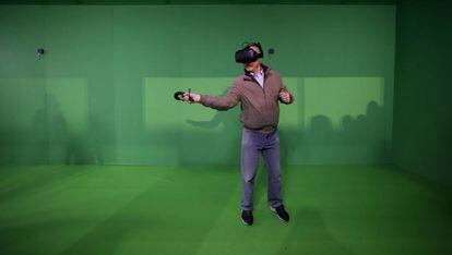 Una persona utiliza el último casco de realidad virtual de HTC.