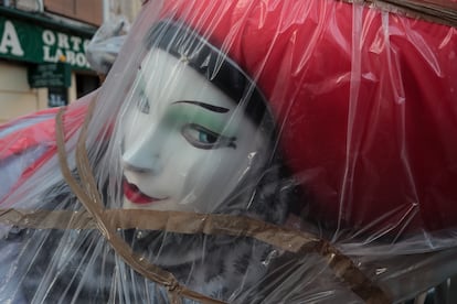 El Ayuntamiento de Valencia aplaza las fiestas galleras con motivo del coronavirus, en las próximas horas se retirarán los monumentos de las calles, falla de la comisión Matemático Marzal. Marzo 11, 2020.