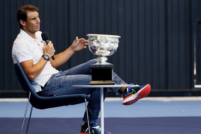Nadal, este miércoles junto al trofeo de campeón en Australia durante la comparecencia en Manacor.