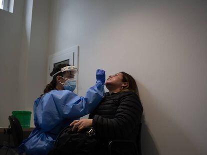 Una mujer se somete a una prueba PCR en el edificio Garbí-Vall de Hebrón, en Barcelona, Catalunya (España).