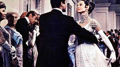 El profesor Higgins (Rex Harrison, 3.vl) y  Eliza Doolitle (Audrey Hepburnr) en 'My Fair Lady', 1964.