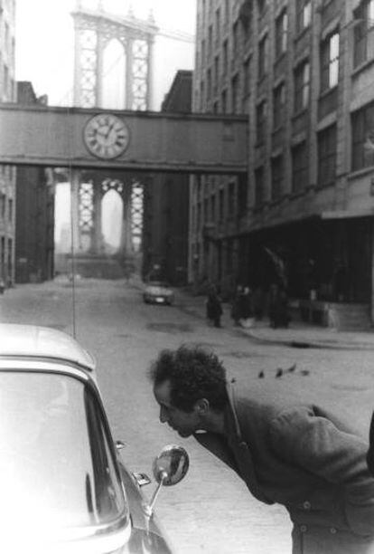 Robert Frank cerca del puente de Manhattan durante el rodaje de "Pull My Daisy"
