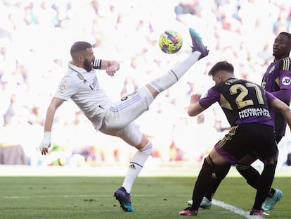 Karim Benzema, en la acción de su tercer gol contra el Valladolid.