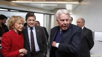 El ex presidente del Gobierno, Felipe González (derecha) junt con el presidente de Asturias, Javier Fernández, y la ex vicepresidente del Gobierno, María Teresa Fernñandez de la Vega