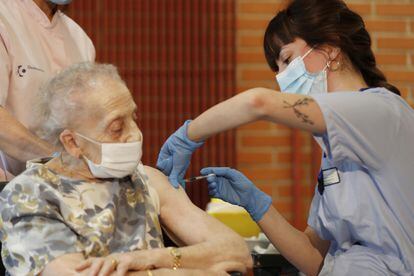 Consuelo Landa, de 91 años, interna en la residencia Ajuria de Vitoria, recibe este domingo la vacuna contra la covid.