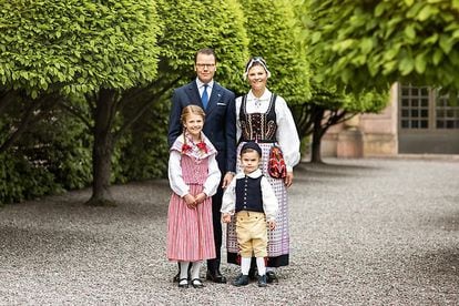 Daniel y Victoria de Suecia, con sus hijos Estela y Óscar, en las imágenes con motivo de su 10º aniversario de boda.