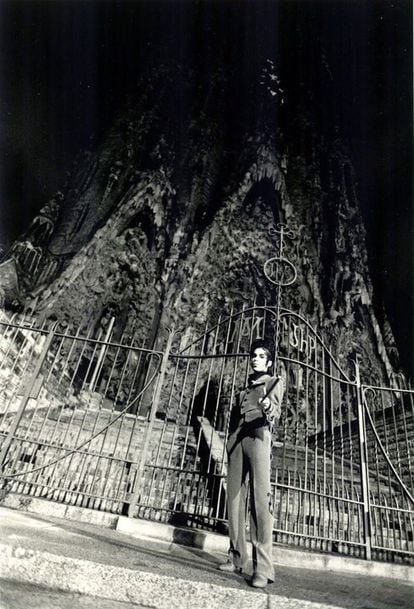 Prince frente a la Sagrada Familia en una de las imágenes tomadas en Barcelona para la promoción del álbum, 'Come'.