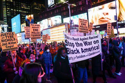 Manifestantes en Times Square, en Nueva York, por la muerte de Tyre Nichols, el viernes. 