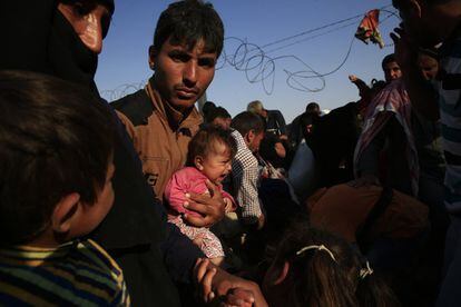 los refugiados agolpados en el lado sirio pudieron empezar a cruzar de forma ordenada.
