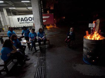 Empleados de Fagor electrodom&eacute;sticos protestan en noviembre de 2013 fuera de la f&aacute;brica de Basauri para defender sus puestos de trabajo.  