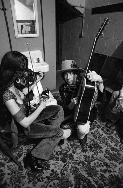 Bob Dylan ensayando con la violinista Scarlett Rivera.