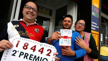 Tres miembros de la familia de Benijófar celebran el premio.