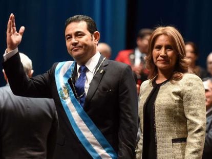 El nuevo presidente de Gutemala, Jimmy Morales, al lado de su esposa Gilda Marroquín.