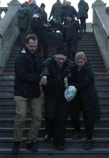 Paciente procedente del Centro Neurológico de Severodonetsk, en el Donbás, a su llegada a la Estación Central de Lviv, en Ucrania. 