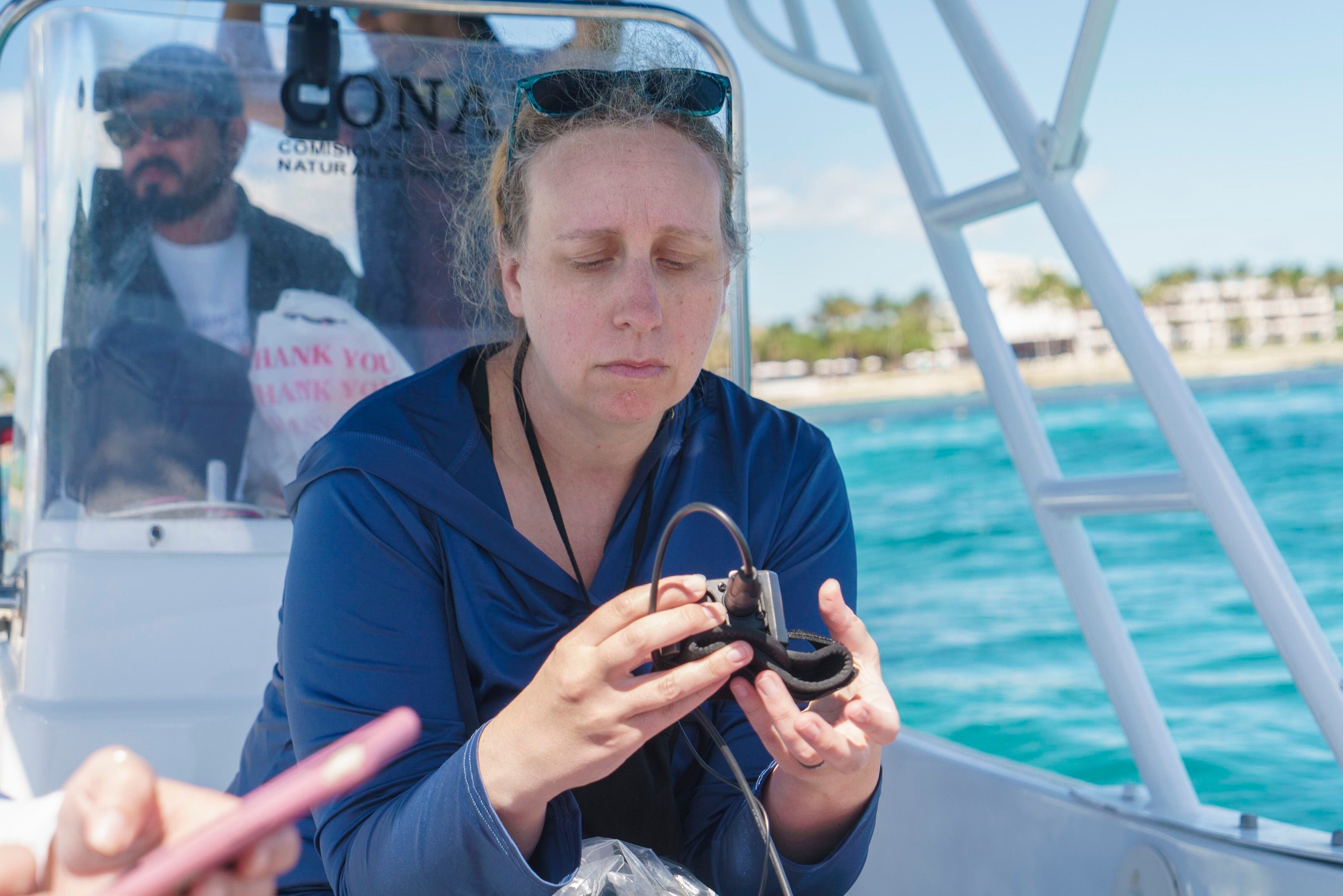 La bióloga que graba las sinfonías de los corales del Caribe mexicano para alertar de su extinción