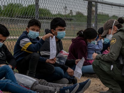 Menores no acompañados son registrados por agentes de la patrulla fronteriza en la comunidad de La Joya, Texas.