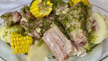 Papas con costillas y piñas de millo al mojo verde de cilantro en Casa Tomás (Tenerife).