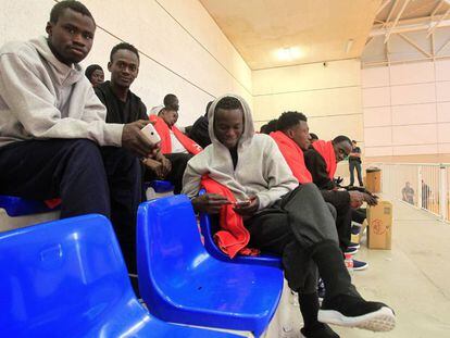 Inmigrantes llegados el pasado fin de semana a Cádiz, este martes en el polideportivo de Tarifa.
