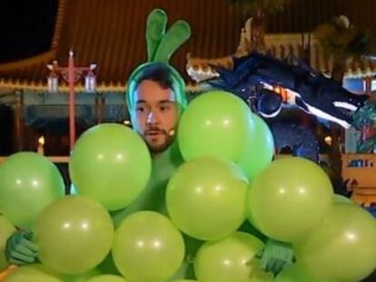 Las campanadas  de los ‘streamers’: TheGrefg disfrazado de racimo de uvas acompaña a Ibai en PortAventura