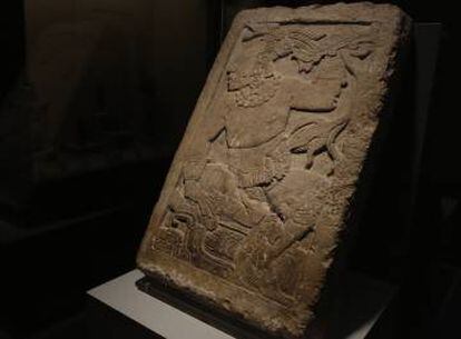 Imagen de la Estela de Madrid (650 d.C.), soporte de un trono maya.