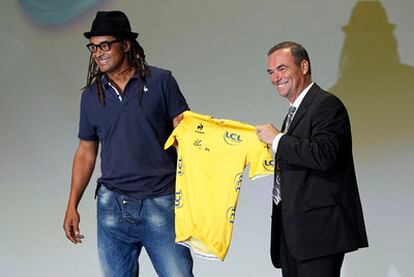 Bernard Hinault y Yannick Noah, durante la presentación del recorrido del Tour 2012.