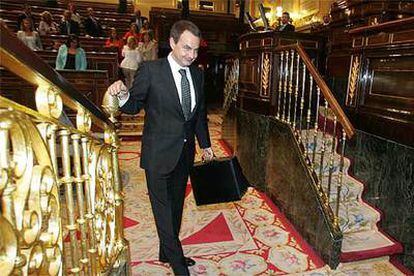 Zapatero abandona el hemiciclo tras la segunda jornada del debate del estado de la nación.